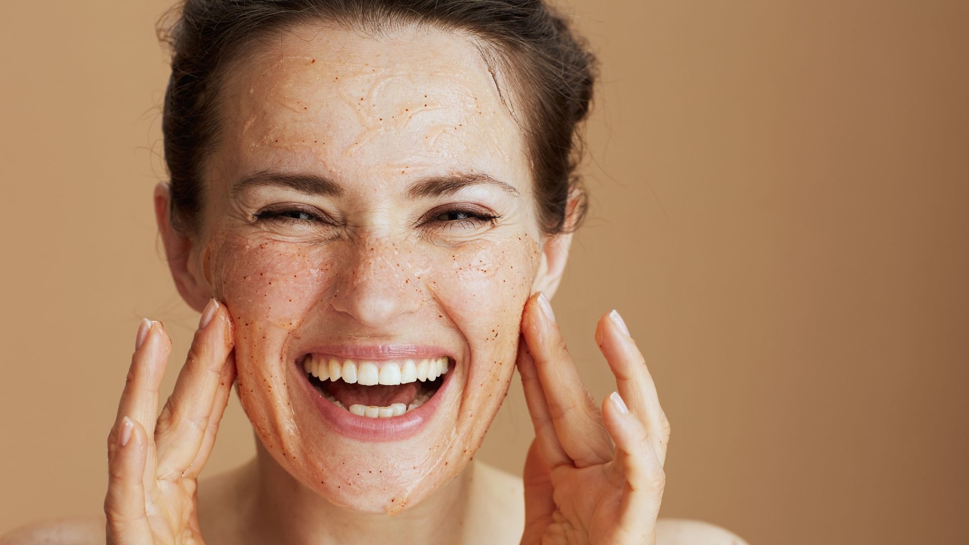 Exfoliation du visage : types, fréquence idéale et conseils à connaître